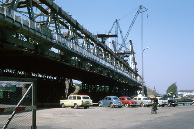 854489 Gezicht op de in aanbouw zijnde nieuwe spoorbrug (DEMKA-brug) over het Amsterdam-Rijnkanaal te Utrecht in de ...
